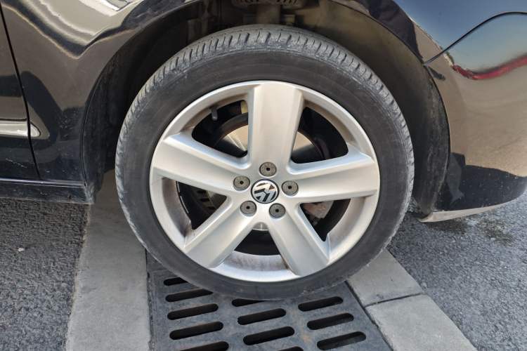 Used Volkswagen Polo 2009 Sporty 1.6L Manual Model Right Front Wheel Hub