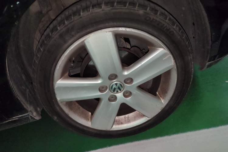 Used Volkswagen Polo 2009 Sporty 1.6L Automatic Model Right Front Wheel Hub