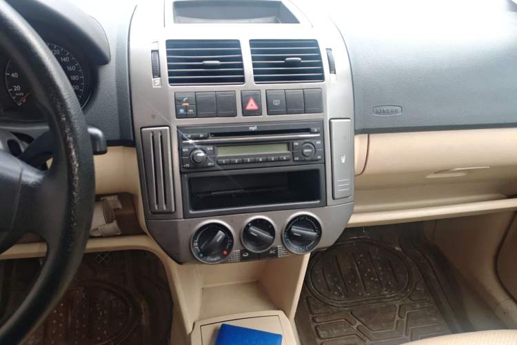 Used Volkswagen Polo 2009 Kica 1.6L Manual Fashion Edition Audio And AC Panel