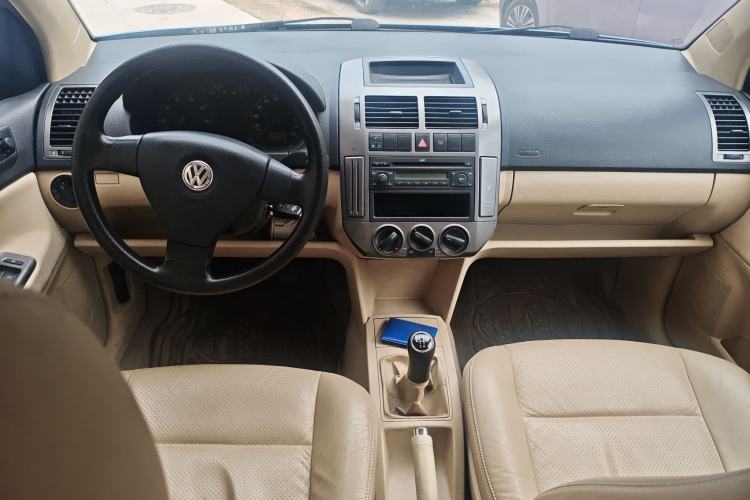 Used Volkswagen Polo 2009 Kica 1.6L Manual Fashion Edition Center Console