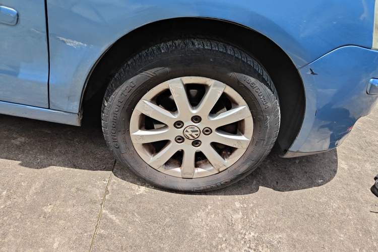 Used Volkswagen Polo 2009 Jingqing 1.4L Automatic Shushang Edition Right Front Wheel Hub