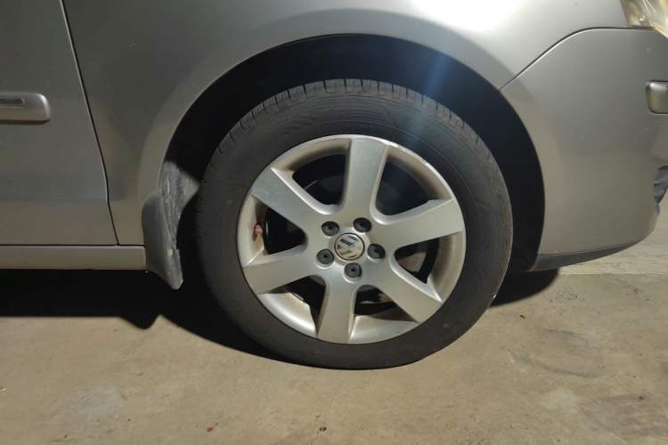 Used Volkswagen Polo 2009 Jingqu 1.6L Automatic Elegant Edition Right Front Wheel Hub