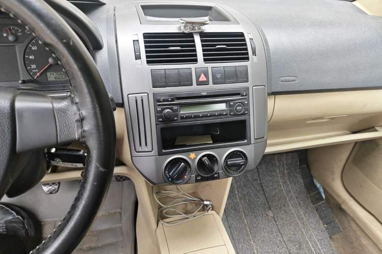 Used Volkswagen Polo 2009 Jingqing 1.4L Manual Shushang Edition Audio And AC Panel