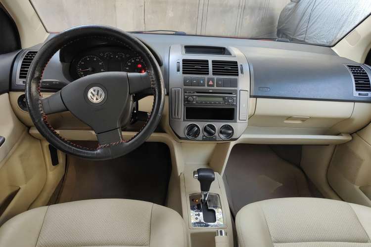 Used Volkswagen Polo 2009 Jingqing 1.6L Automatic Fashion Edition Center Console