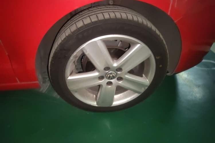 Used Volkswagen Polo 2009 Sporty 1.6L Automatic Model Right Front Wheel Hub