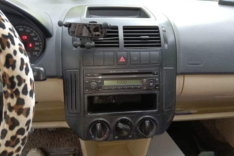 Used Volkswagen Polo 2009 Kica 1.4L Manual Fashion Edition Audio And AC Panel
