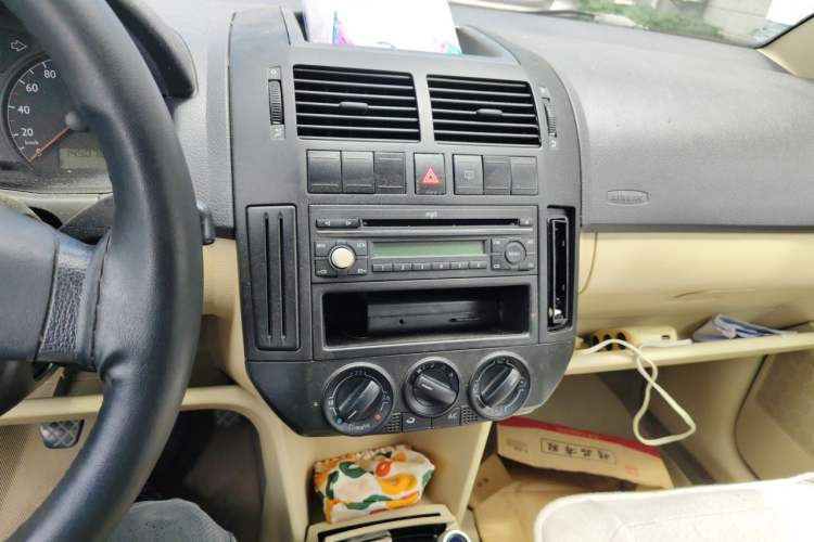 Used Volkswagen Polo 2009 Kica 1.4L Manual Fashion Edition Audio And AC Panel