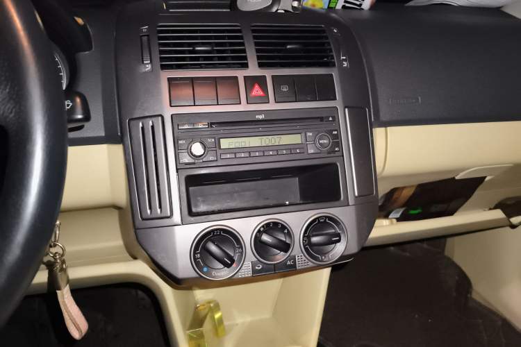Used Volkswagen Polo 2009 Jingqu 1.4L Manual - Elegant Edition Audio And AC Panel