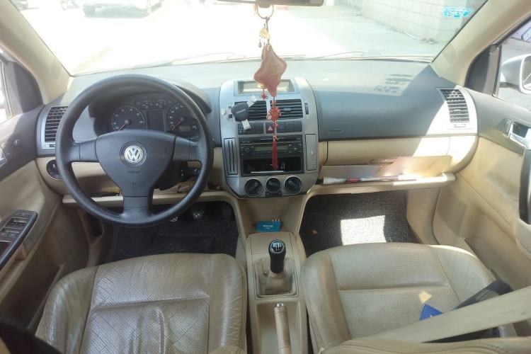 Used Volkswagen Polo 2009 Kica 1.6L Manual Fashion Edition Center Console