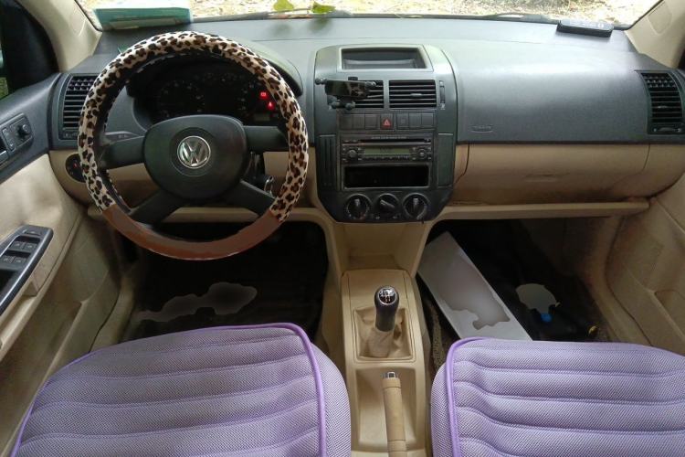 Used Volkswagen Polo 2009 Kica 1.4L Manual Fashion Edition Center Console
