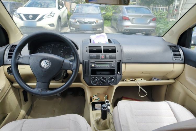 Used Volkswagen Polo 2009 Kica 1.4L Manual Fashion Edition Center Console