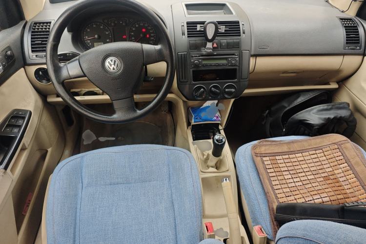 Used Volkswagen Polo 2009 Kica 1.4L Manual Fashion Edition Center Console