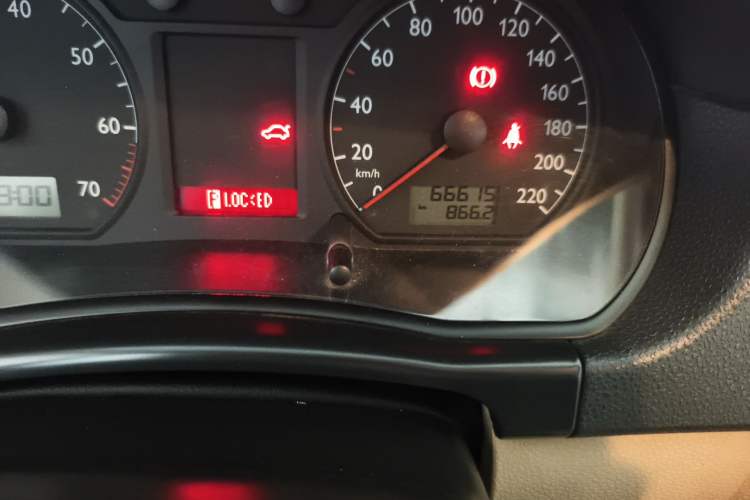 Used Volkswagen Polo 2009 Jingqing 1.6L Automatic Fashion Edition Odometer Close Up