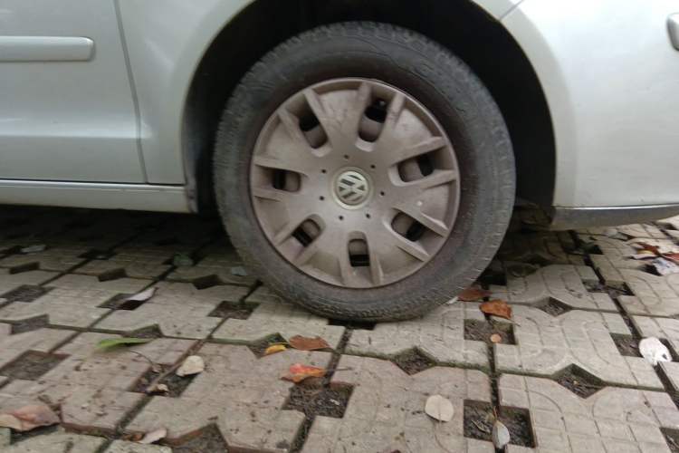 Used Volkswagen Polo 2009 Kica 1.4L Manual Fashion Edition Right Front Wheel Hub