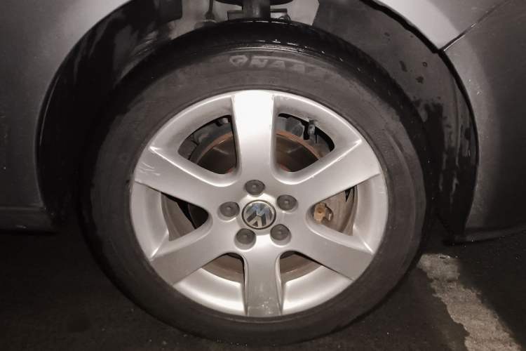 Used Volkswagen Polo 2009 Jingqu 1.4L Manual - Elegant Edition Right Front Wheel Hub