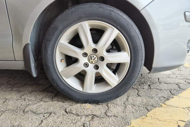 Used Volkswagen Polo 2009 Jingqu 1.4L Automatic Elegant Edition Right Front Wheel Hub