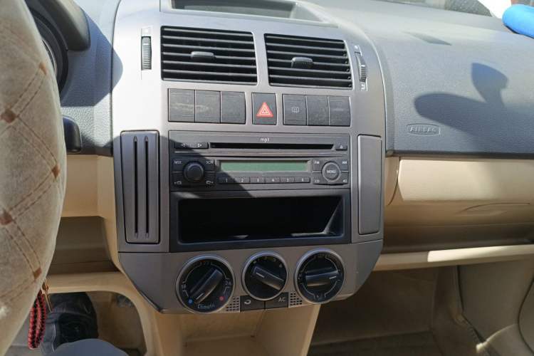 Used Volkswagen Polo 2009 Jingqu 1.4L Manual Elegant Edition Audio And AC Panel