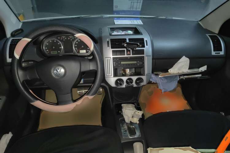 Used Volkswagen Polo 2009 Sporty 1.6L Automatic Model Center Console