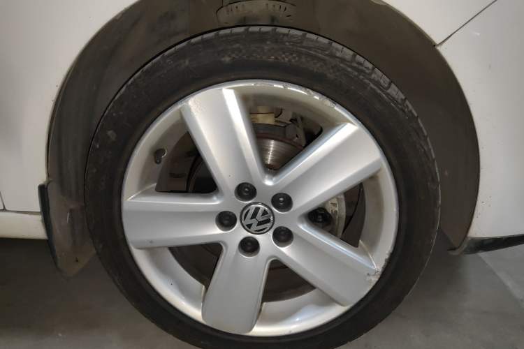 Used Volkswagen Polo 2009 Sporty 1.6L Automatic Model Right Front Wheel Hub
