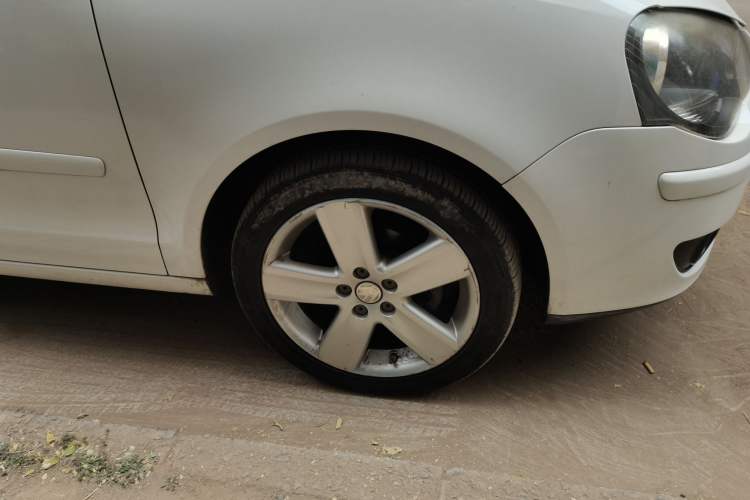 Used Volkswagen Polo 2009 Sporty 1.6L Automatic Model Right Front Wheel Hub