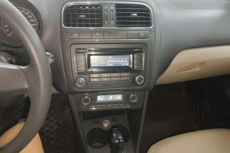 Used Volkswagen Polo 2011 1.4L Automatic ZhiShang Version Audio And AC Panel