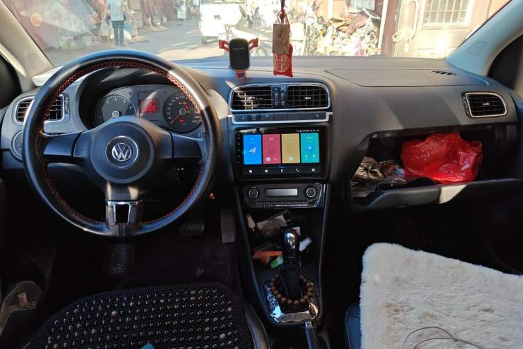 Used Volkswagen Polo 2011 1.6L Automatic ZhiKu Edition Center Console