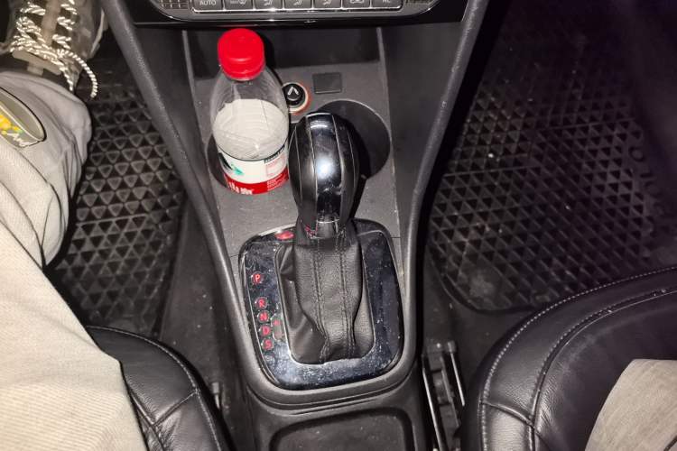 Used Volkswagen Polo 2011 1.6L Automatic ZhiKu Edition Gear Lever