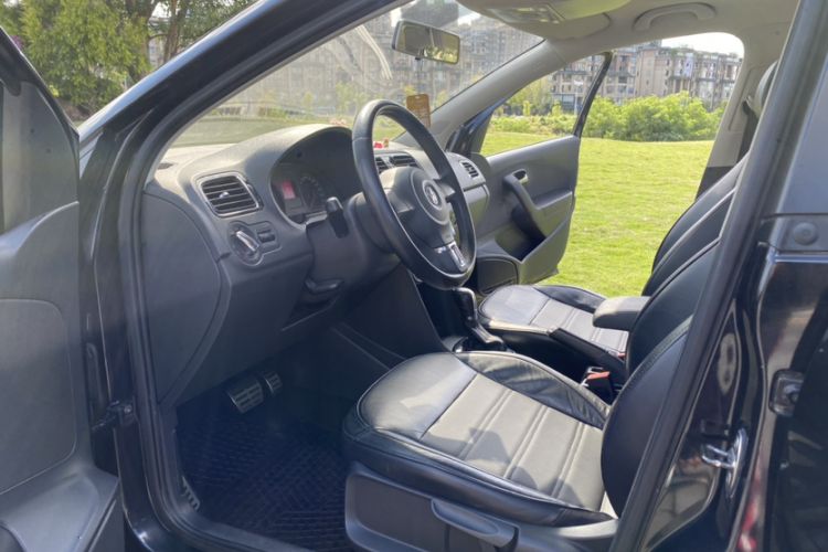 Used Volkswagen Polo 2011 1.6L Automatic ZhiKu Edition Interior 1
