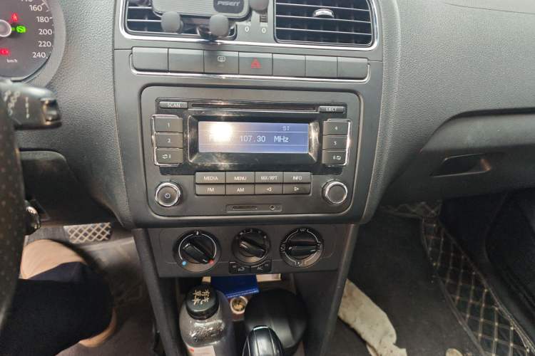 Used Volkswagen Polo 2011 1.6L Automatic ZhiShang Version Audio And AC Panel