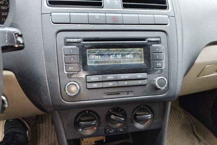 Used Volkswagen Polo 2011 1.6L Automatic ZhiShang Version Audio And AC Panel