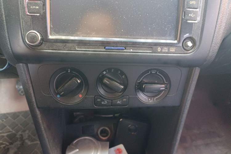 Used Volkswagen Polo 2011 1.4L Manual ZhiLe Edition Audio And AC Panel