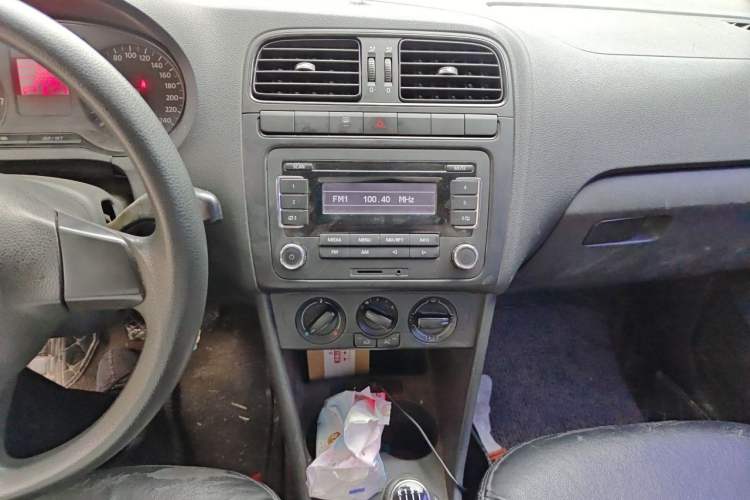 Used Volkswagen Polo 2011 1.4L Manual ZhiLe Edition Audio And AC Panel