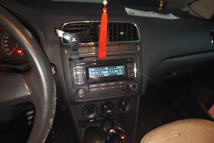 Used Volkswagen Polo 2011 1.6L Automatic ZhiShang Version Audio And AC Panel