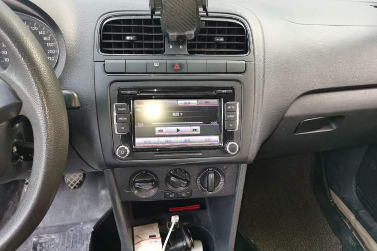 Used Volkswagen Polo 2011 1.4L Manual ZhiLe Edition Audio And AC Panel
