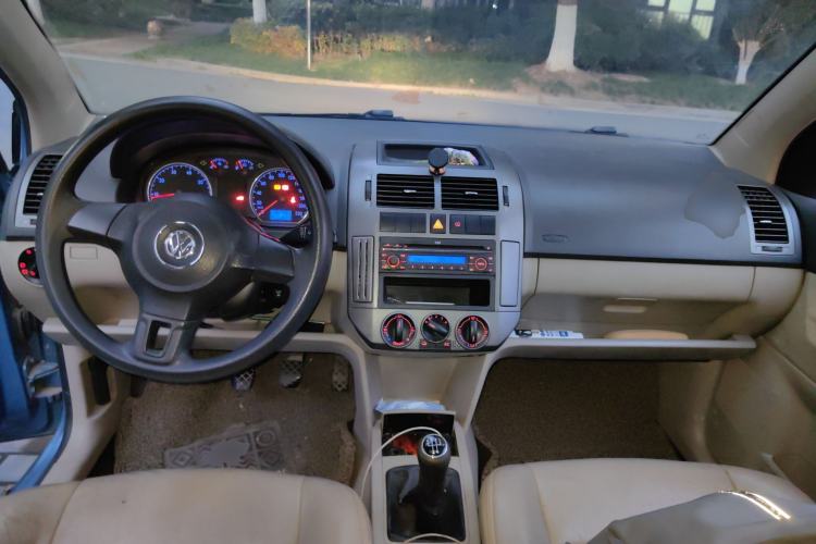 Used Volkswagen Polo 2011 Jingqu 1.6L Manual - Real Cool Edition Center Console