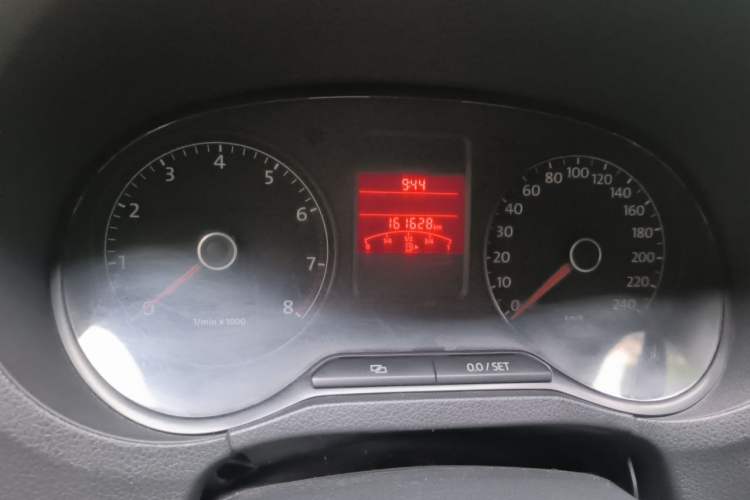 Used Volkswagen Polo 2011 1.4L Manual ZhiShang Edition Odometer Close Up