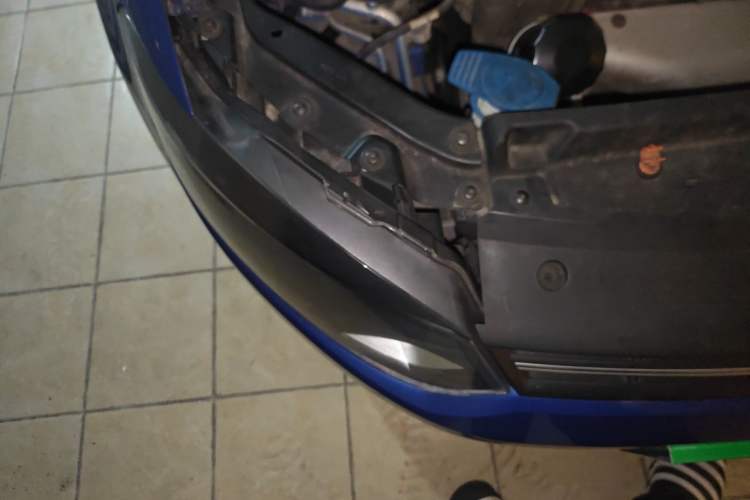 Used Volkswagen Polo 2011 1.6L Automatic ZhiShang Version Right Front Headlight