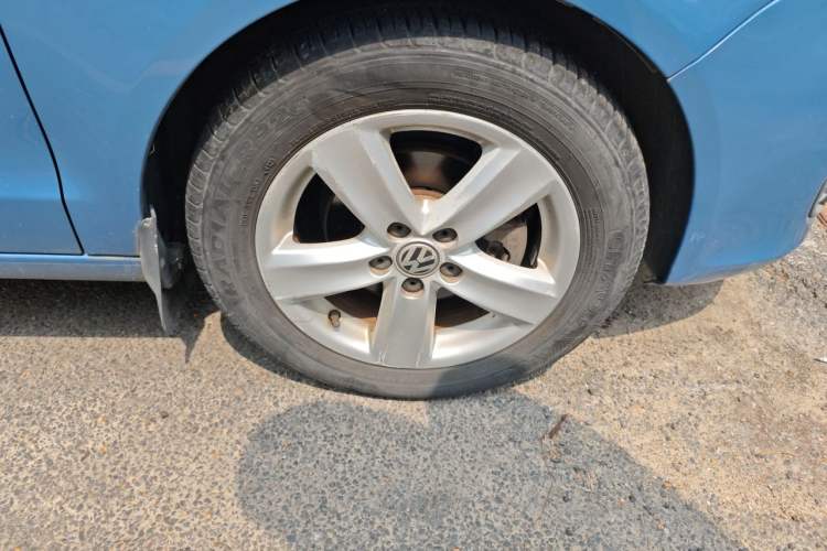 Used Volkswagen Polo 2011 Jingqu 1.6L Automatic Siku Edition Right Front Wheel Hub