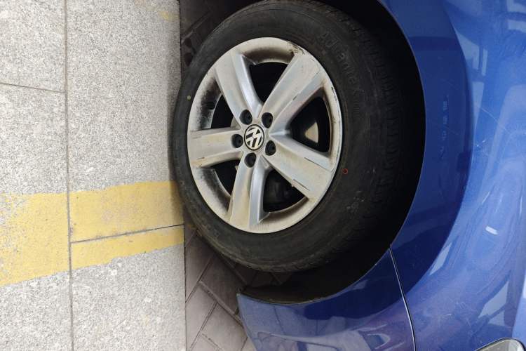 Used Volkswagen Polo 2011 1.6L Automatic ZhiShang Version Right Front Wheel Hub