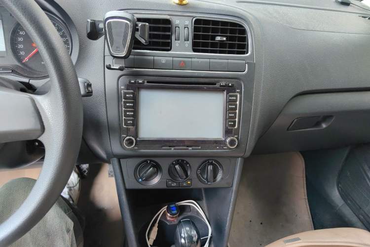 Used Volkswagen Polo 2011 1.6L Automatic ZhiShang Version Audio And AC Panel