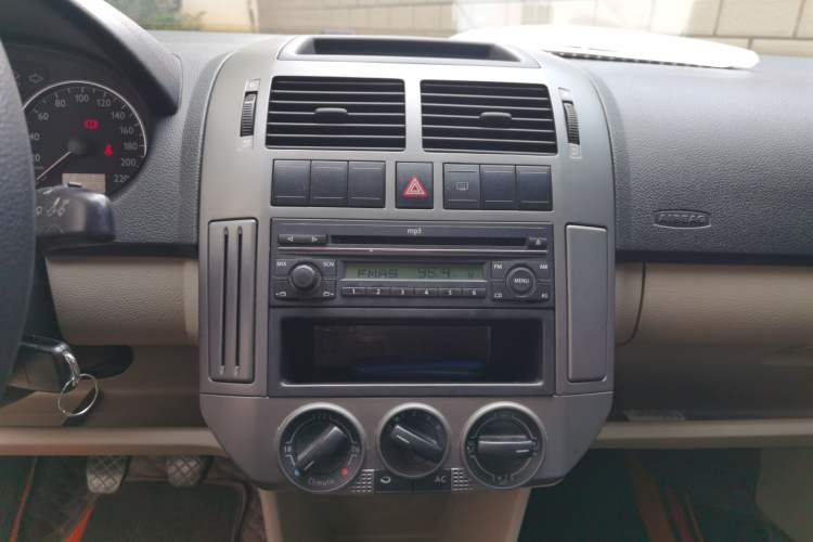 Used Volkswagen Polo 2011 Jingqu 1.4L Manual Shishang Edition Audio And AC Panel