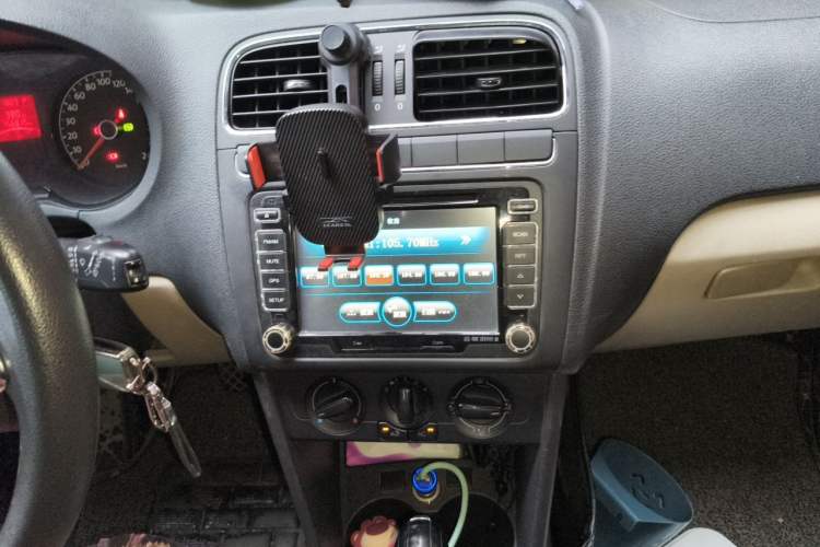 Used Volkswagen Polo 2011 1.6L Automatic ZhiShang Version Audio And AC Panel