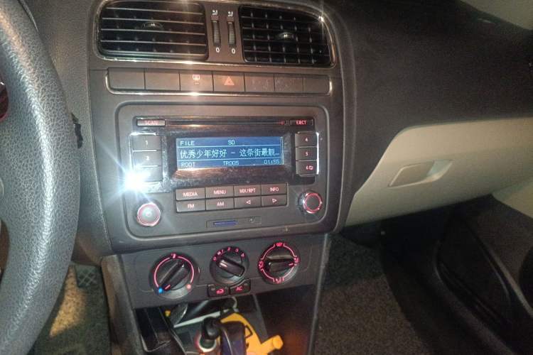 Used Volkswagen Polo 2011 1.4L Manual ZhiShang Edition Audio And AC Panel