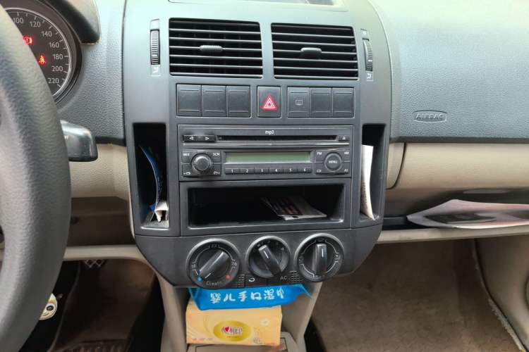Used Volkswagen Polo 2011 Jingqu 1.4L Manual Sile Edition Audio And AC Panel
