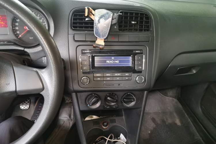 Used Volkswagen Polo 2011 1.4L Manual ZhiLe Edition Audio And AC Panel