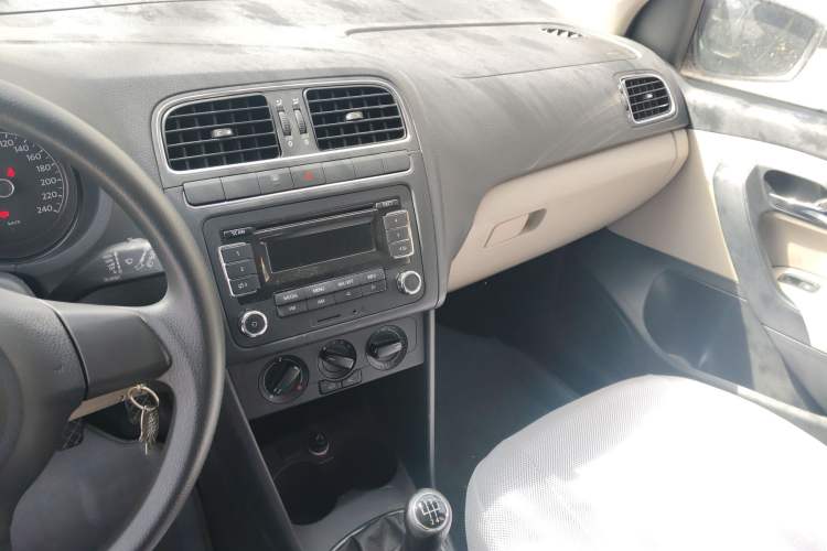 Used Volkswagen Polo 2011 1.6L Manual ZhiShang Edition Audio And AC Panel