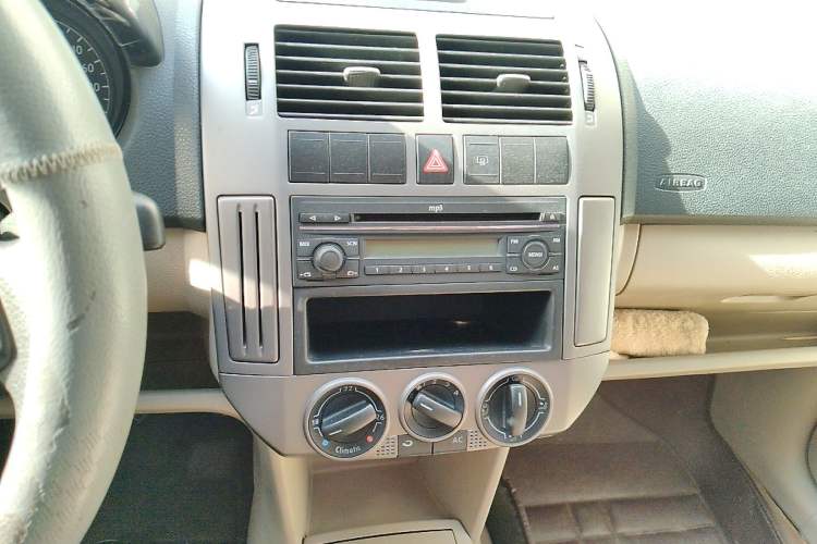 Used Volkswagen Polo 2011 Jingqu 1.6L Manual - Real Cool Edition Audio And AC Panel