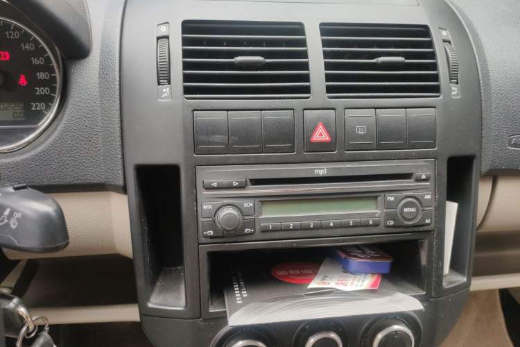 Used Volkswagen Polo 2011 Jingqu 1.4L Manual Sile Edition Audio And AC Panel