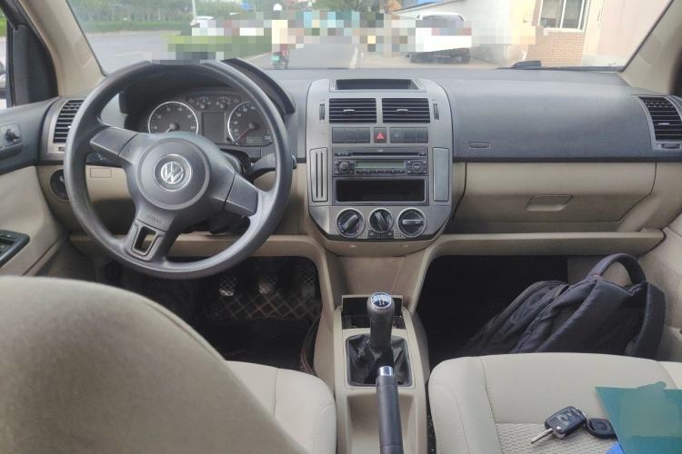 Used Volkswagen Polo 2011 Jingqu 1.6L Manual - Real Cool Edition Center Console