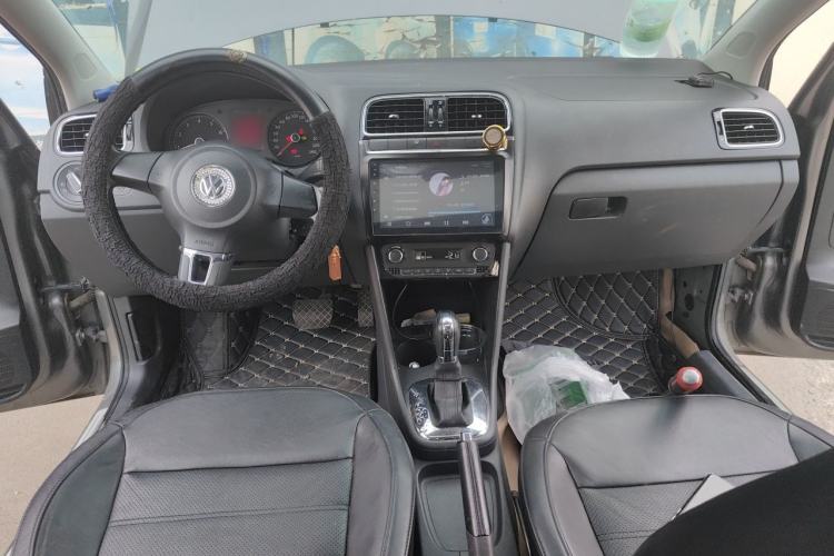 Used Volkswagen Polo 2011 1.6L Automatic ZhiKu Edition Center Console